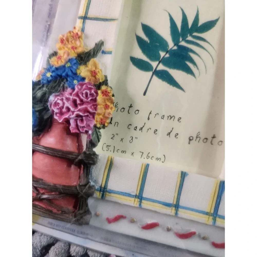 CTG Hand-painted Resin Photo Frame Vintage 2 x 3‎ Inch Floral Design~NEW
